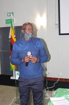 MISA Commincations Manager Nyasha Nyakunu addressing Zimbabwean Editors